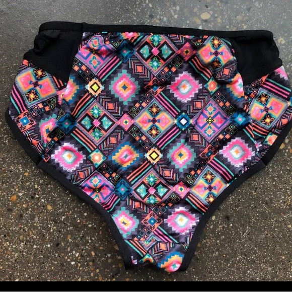 Bikini with two sets of bottoms - Picture 5 of 10